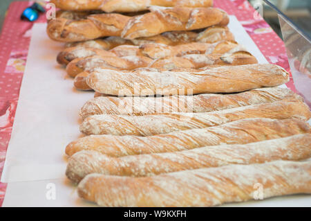 Ajaccio, Korsika, 2019-08 - Frankreich.. Anzeige von frischem Artisan Brot an einem der täglichen Bauernmärkte in Korsika. Stockfoto