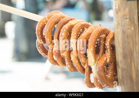 Ajaccio, Korsika, 2019-08 - Frankreich.. Anzeige von frischem Artisan Brot an einem der täglichen Bauernmärkte in Korsika. Stockfoto