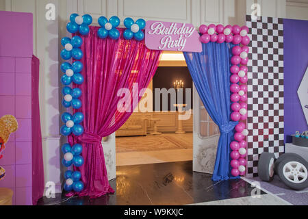 Einfache Dekoration der Babynamen mit Karikaturen in der Stadt von Aserbaidschan. Geburtstag Parthy Text. Blumen mit Blau und Rosa Ballons gemacht Stockfoto