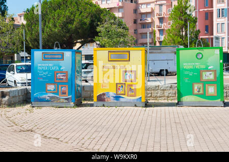 Ajaccio, Korsika, 2019-08 - Frankreich.. Große farbige recyceln Straße Fächer auf backsteinsockel. Stockfoto