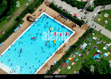 Hannover, Deutschland. 25. Juni 2019. Schwimmer splash im Sommer die Temperaturen in der ricklinger Bad Außenpool (Luftbild aus Ultralight aircraft). Credit: Hauke-Christian Dittrich/dpa/Alamy leben Nachrichten Stockfoto