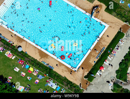 Hannover, Deutschland. 25. Juni 2019. Schwimmer splash im Sommer die Temperaturen in der ricklinger Bad Außenpool (Luftbild aus Ultralight aircraft). Credit: Hauke-Christian Dittrich/dpa/Alamy leben Nachrichten Stockfoto