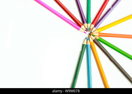 Ein Kreis von farbigen carnishes auf blauem Hintergrund. Stockfoto