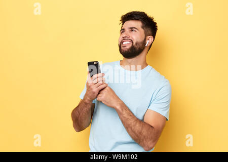 Emotionale fröhlicher Kerl Ausgabe Zeit auf seine Lieblingsband. Bis schließen Seitenansicht Foto. positives Gefühl und Emotion. Studio shot gadget-c Stockfoto