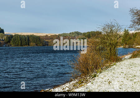 Das Llwyn Onn Reservoir Brecon Beacons National Park South Wales auf einem kalten und hellen Schnee Winter Tag besucht. Stockfoto