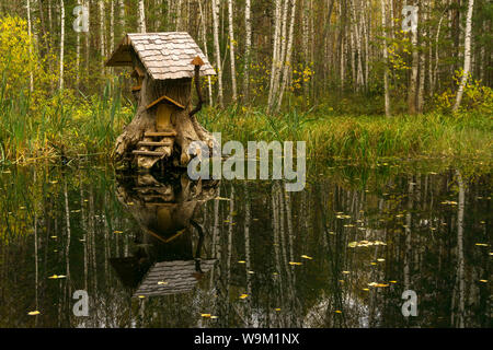 Rerm, Russland - Octoder 02, 2018: Kunst Objekt - das Haus der Märchen Kreaturen in stumpf auf den Sumpf Stockfoto