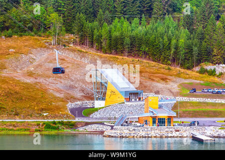 Loen, Norwegen - 1 August 2018: Skylift Aerial Tramway Kabine und in der Nähe von Olden. Seilbahn steigt auf den Gipfel des Mount Hoven, über den Nordfjord Stockfoto