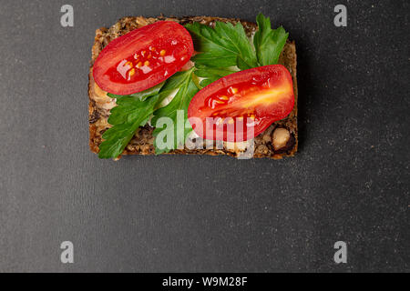 Vollkornbrot Sandwich mit Feta, Tomaten. Stockfoto