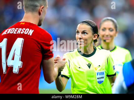 Schiedsrichter Stephanie Frappart schüttelt Hände mit Liverpool Jordan Henderson vor der UEFA Super Cup Finale bei Besiktas, Istanbul. Stockfoto