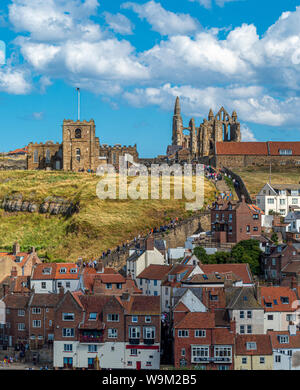 Whitby Abbey und St. Mary's Church mit Stufen vom Zentrum entfernt. Stockfoto