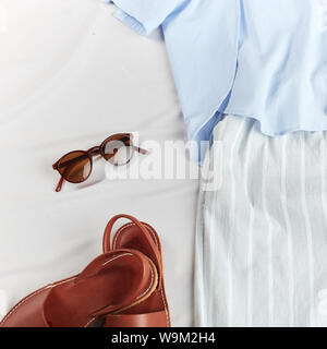 Frau, ihre Kleidung in den Koffer, Gepäck zu packen, Ansicht von oben Foto 7/8 Stockfoto