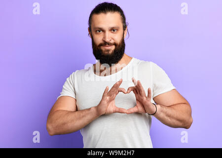 Gerne schöne fröhliche Menschen Herz mit Fingern. nach oben Porträt schließen. Isolierte blauen Hintergrund. Studio gedreht. Ich liebe Dich. Körpersprache Stockfoto