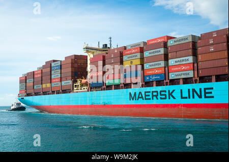 MIAMI - August 12, 2019: Ein Maersk Container schiff fährt durch die Regierung, wie es kommt an PortMiami, einer der größten cargo Häfen in den USA. Stockfoto