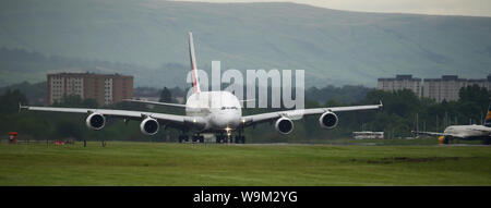 Glasgow, UK. 4. Juni 2019. Emirates Airbus A380 Super Jumbo in Glasgow gesehen Abreise für Dubai. Credit: Colin Fisher/CDFIMAGES.COM Stockfoto