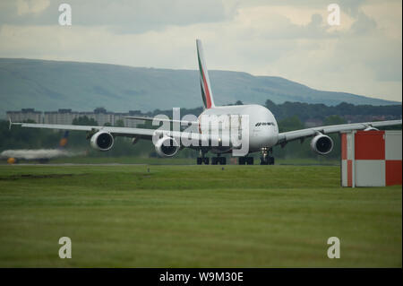 Glasgow, UK. 4. Juni 2019. Emirates Airbus A380 Super Jumbo in Glasgow gesehen Abreise für Dubai. Credit: Colin Fisher/CDFIMAGES.COM Stockfoto