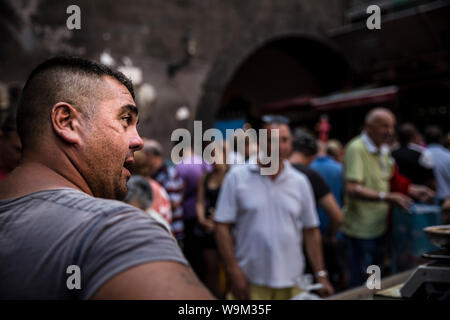 Fischhändler, der versucht, seine Fische bei La Pescheria zu verkaufen. Catania, Sizilien, Italien Stockfoto