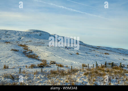 Ventilator Fawr, einem Hügel im Brecon Beacons National Park, Powys, South Wales auf einem Schnee beladenen Wintertag. Stockfoto