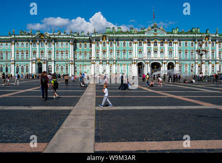 St. Petersburg, Russland - Juli 21., 2019. Foto von Leute auf dem Platz vor dem Winterpalais in St. Petersburg, Russland. Stockfoto