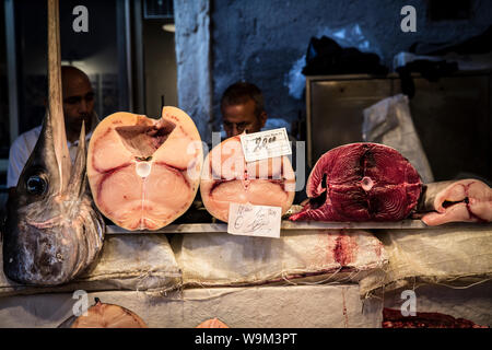 Stücke von Schwertfisch und Thunfisch im La Pescheria. Catania, Sizilien, Italien Stockfoto