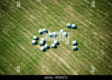 Giesen, Deutschland. 25. Juni 2019. Rundballen gepresst in der Folie liegen auf einem Feld (Luftbild von Ultralight aircraft). Credit: Hauke-Christian Dittrich/dpa/Alamy leben Nachrichten Stockfoto