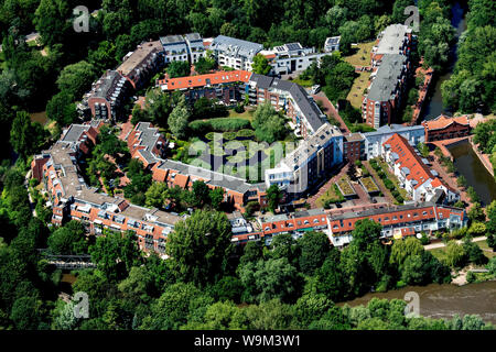 Hannover, Deutschland. 25. Juni 2019. Mehrfamilienhäuser stehen in einer kreisförmigen Anordnung auf der Leineinsel in Döhren (Luftbild von Ultralight aircraft). Credit: Hauke-Christian Dittrich/dpa/Alamy leben Nachrichten Stockfoto