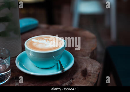 Tasse eingerichtet Kaffee auf einem Holztisch Stockfoto