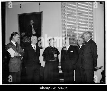 Der Apostolische Delegat sieht Reporter in den neuen Sitz. Washington, D.C., den 20. April. Die meisten Rev.amleto Giovanni Cicognani, Apostolischer Delegat in den USA, erhielt Reporter und Fotografen heute zum ersten Mal in seiner neuen Viertel, denen der Mitarbeiter vor kurzem umgezogen. Das neue Gebäude ist aus Marmor auf 'Embassy Row' auf der oberen Massachusetts Avenue hier Stockfoto