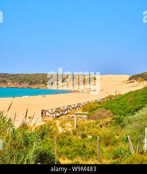 Strand von Bolonia, einem unberührten weißen Sandstrand von Tarifa, mit der berühmten Düne in den Hintergrund. Blick von Baelo Claudia. Tarifa, Spanien. Stockfoto