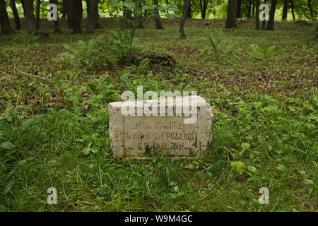 Gedenkstein an der Stelle, wo der russische Schriftsteller Leo Tolstoi im Haus, die einmal auf diesem Platz in der Leo Tolstoi denkmal Immobilien in Jasnaja Poljana in der Nähe von Tula, Russland stand geboren wurde. Text in Russisch bedeutet: Das Haus stand einmal hier, wo Leo Tolstoi geboren wurde. Stockfoto