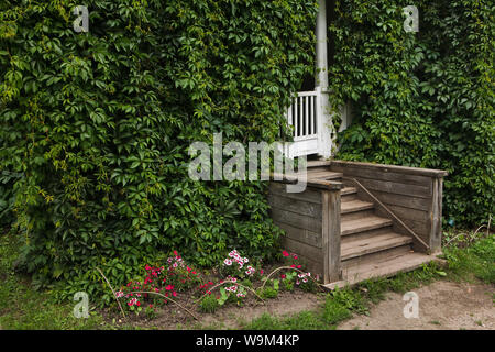 Eingang auf der Sommerterrasse des Hauses der russischen Schriftstellers Leo Tolstoi in seinem Denkmal Immobilien in Jasnaja Poljana in der Nähe von Tula, Russland. Stockfoto