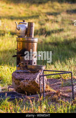 Türkischen Samowar outdoor. Die Zubereitung von Tee draußen auf der Natur auf Doppel Topf auf dem Feuer. Stockfoto