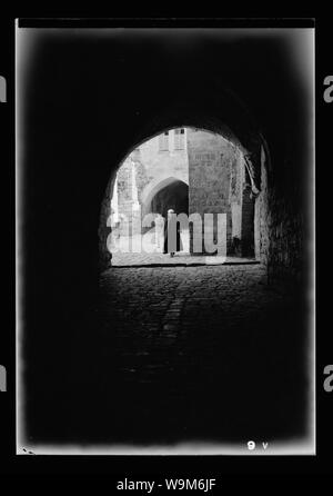 Arabische Fabriken & gen [allgemeinen] Verbesserungen in Nablus. Die neue Moschee Ext[erior]. In der Altstadt, auf der Suche thro [uff] Torbogen Stockfoto