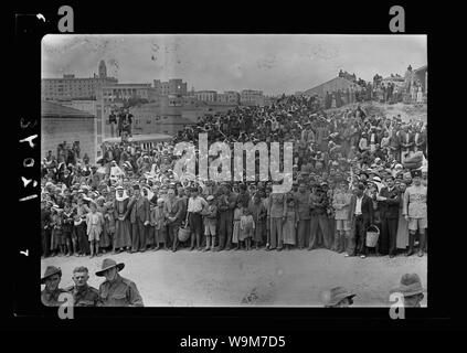 Arabische Rekruten auf Parade in Jerusalem. Masse der Zuschauer. Arabische Versammlung beobachten Parade Stockfoto