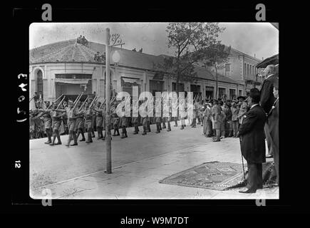 Arabische Rekruten auf Parade in Jerusalem. Rekruten, salutierte stand auf der Jaffa Gate Stockfoto