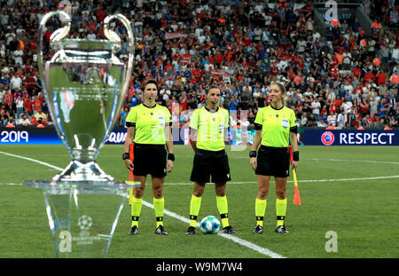 Gleichreferent Stephanie Frappart (Mitte), mit Assistenten Manuela Nicolosi (rechts) und Michelle O'Neill (links) vor der UEFA Super Cup Finale bei Besiktas, Istanbul. Stockfoto