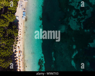 Luftaufnahme von türkisfarbenem Wasser der balearischen Meer und grüner Natur in Formentor, Palma de Mallorca, Spanien. Die Leute am Strand entspannen. Sommer Stockfoto