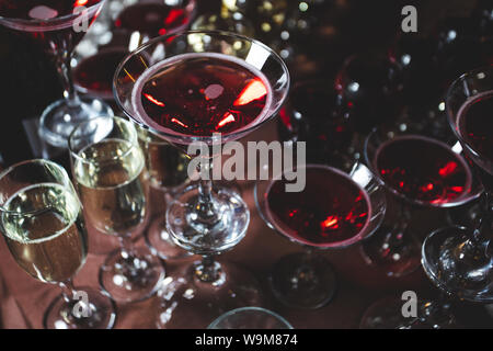 Viele Gläser alkoholische Getränke, Champagner und Cocktails auf der festlichen Tisch Stockfoto