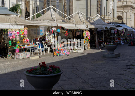Pompei, Italien am 9. Februar 2018: Die Moderne Stadt Kirche im freien Markt. Straßenhändler, Andenken und Souvenirs vor dem Heiligtum Unserer Lieben Frau von der Ro Stockfoto