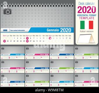 Nützliche Schreibtisch Dreieck Kalender 2020 Vorlage, mit Platz für ein Foto zu platzieren. Größe: 22 cm x 12 cm. Format horizontal. Italienische Version Stock Vektor