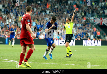 Chelsea's Christian Pulisic feiert das Zählen, sondern das Ziel ist abseits von gleichreferent Stephanie Frappart (rechts) während der UEFA Super Cup Finale bei Besiktas, Istanbul Park ausgeschlossen. Stockfoto