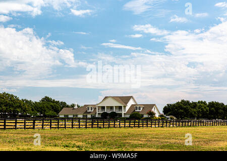 Southfork Ranch in Texas wurde von Parker als Haus für Familie Ewing in der TV-Serie 'Dallas' verwendet. Diese Ansicht ist der Villa. Stockfoto