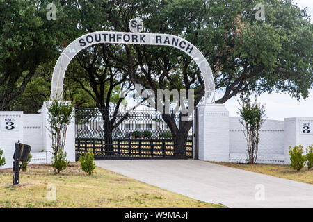 Parker Southfork Ranch in Texas. Wurde als Standort für Ewing Familie in der TV-Serie 'Dallas' verwendet. Blick auf Villa thru Gate. Stockfoto