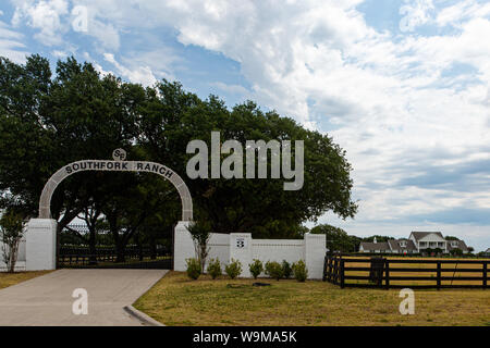 Parker Southfork Ranch in Texas. Wurde als zu Hause Familie Ewing in der TV-Serie 'Dallas' verwendet. Diese Ansicht ist der Mansion und Tor. Stockfoto