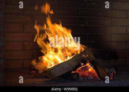 Nahaufnahme von brennenden Holz in den Kamin. Stockfoto