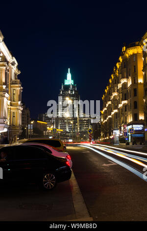 Sadovaya-Triumfalnaya Straße nach Einbruch der Dunkelheit in Moskau, Russland Stockfoto