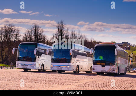 Tourbusse parken an der Heiligen dreifaltigkeit Saint Sergius Lavra in Sergiev Posad, Russland Stockfoto