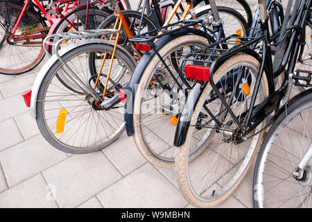 Gruppe der Fahrräder parken. Sport Konzept mit dem Fahrrad. Stapel der Fahrräder in der Straße der Stadt Stockholm. Selektiver Fokus Stockfoto