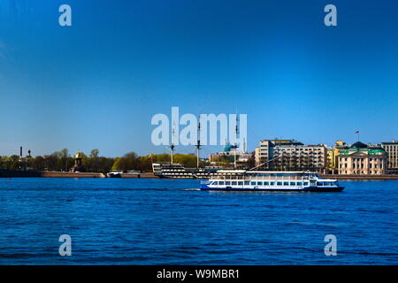 Der Kreuzer Aurora über den Fluss Newa in Sankt Petersburg, Russland Stockfoto