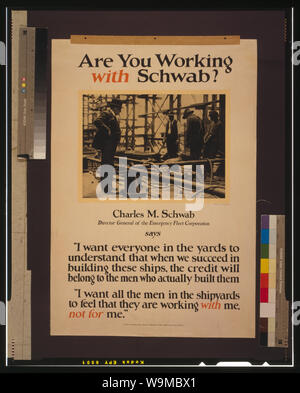 Arbeiten Sie mit Schwab Abstract: Poster, auf dem ein Bild von Charles M. Schwab, in Anzug und Melone, Beobachtung der Arbeiter auf einer Werft. Stockfoto