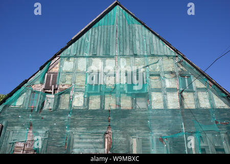 Grüne Sicherheitsnetz auf alten Fassade Stockfoto